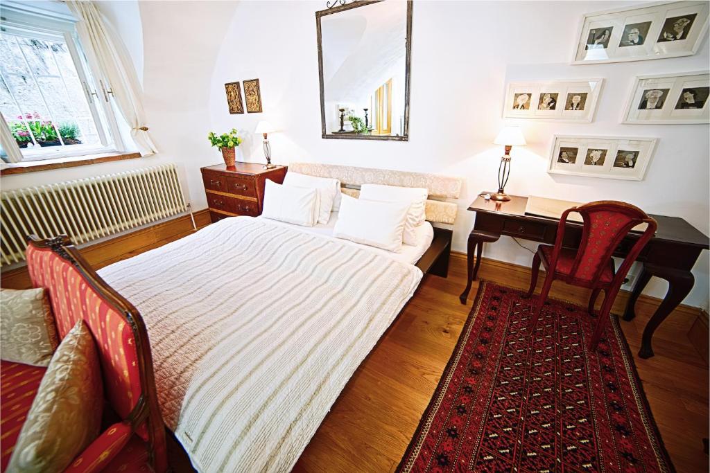 sypialnia z łóżkiem, biurkiem i stołem w obiekcie Salzburg Place to Stay w mieście Salzburg