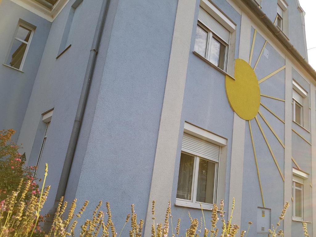 Un edificio con un orologio sul lato. di Villa Sonnenschein a Laa an der Thaya