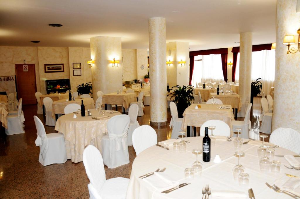 A restaurant or other place to eat at Hotel Kiris
