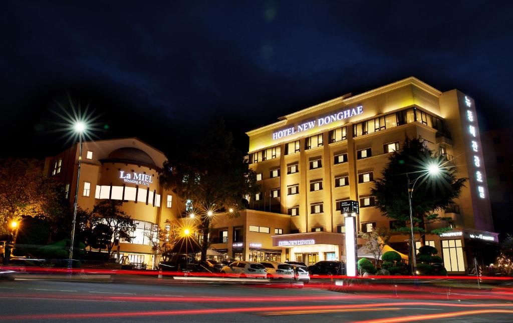 un edificio de hotel por la noche con una calle delante en New Donghae Tourist Hotel, en Donghae