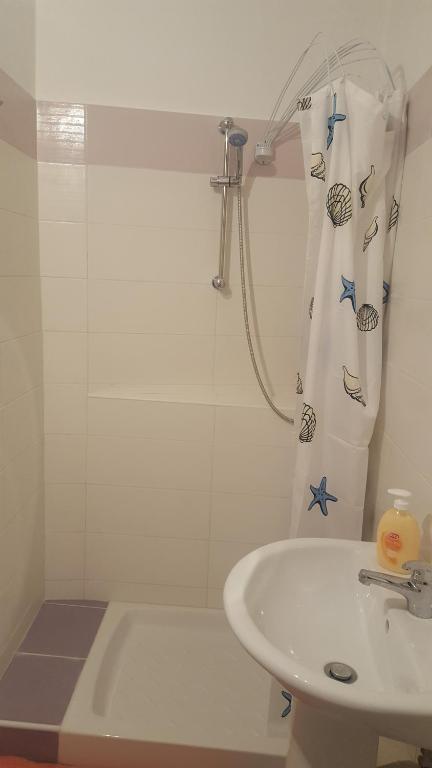 シラクーサにあるRoom Calafatariのバスルーム(シャワー、シンク、バスタブ付)