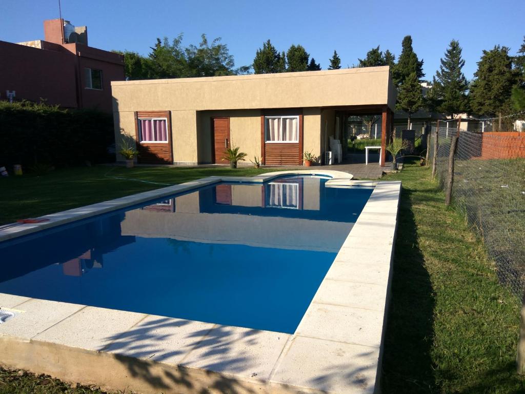 a swimming pool in front of a house at Casa quinta Camino al Sol in Junín