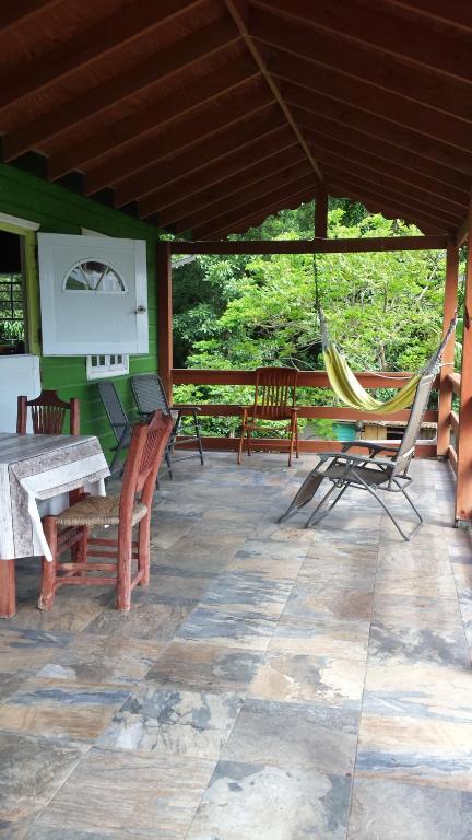 Balkón nebo terasa v ubytování Seawind Cottage- Traditional St.Lucian Style