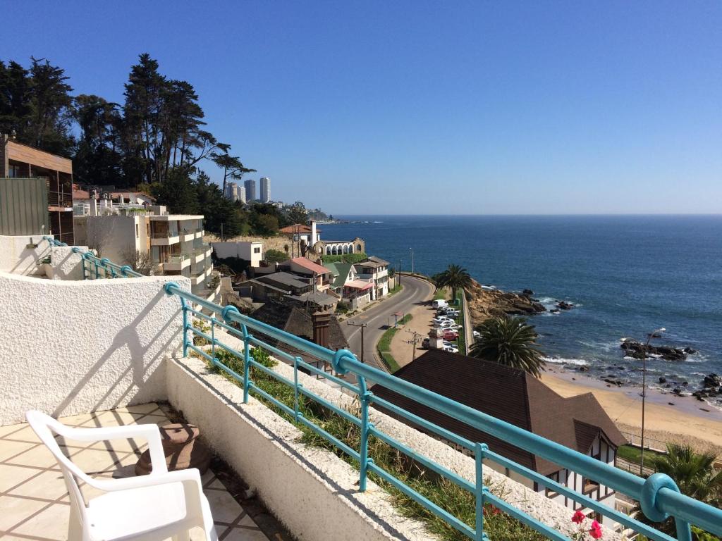 balcón con vistas a la playa y al océano en Departamento Playa Paraiso en Concón
