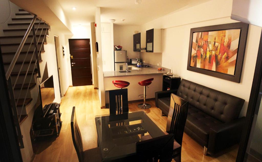sala de estar con sofá y mesa en Apartamento dúplex exclusivo y céntrico, en Lima