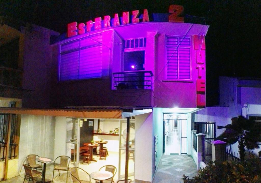 un edificio con luces moradas encima en Hotel La Esperanza 2, en Leticia