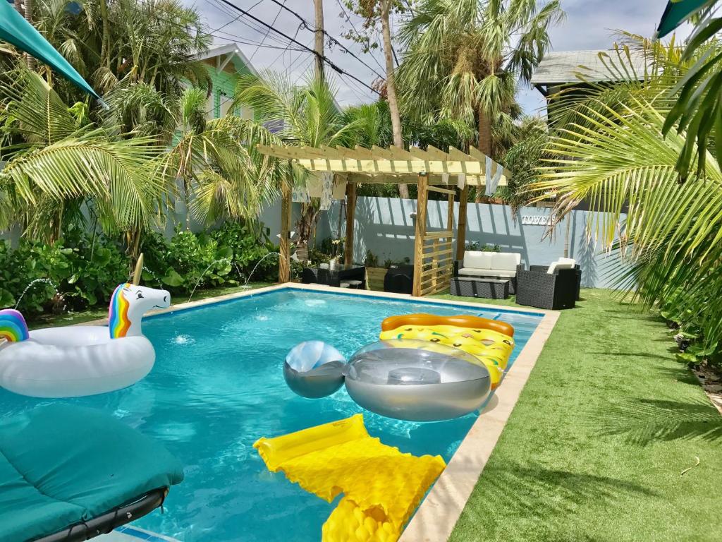 Piscina en o cerca de Tropical Garden Bungalow B