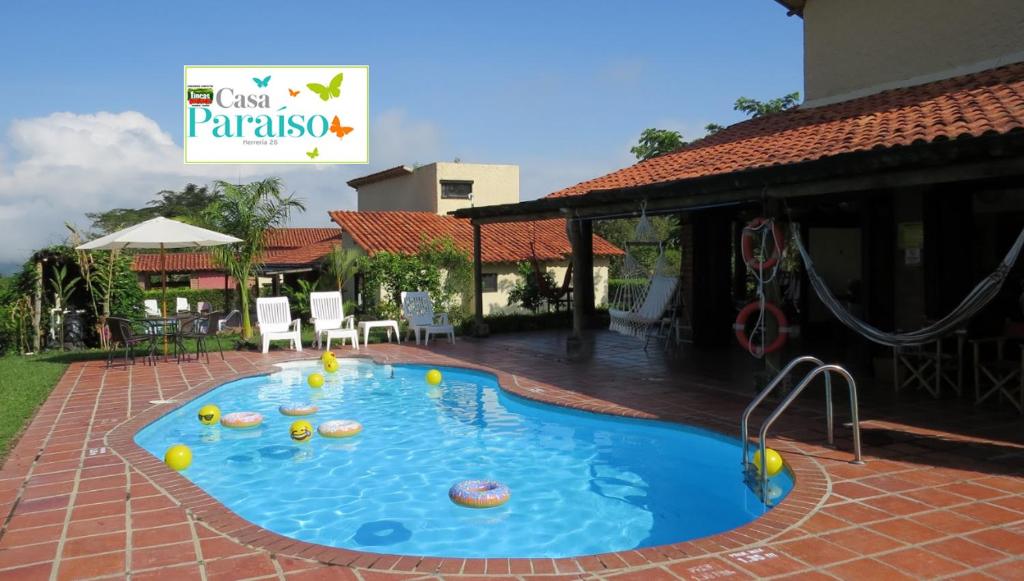 uma piscina no meio de um resort em Fincas Panaca Herreria 26 em Quimbaya