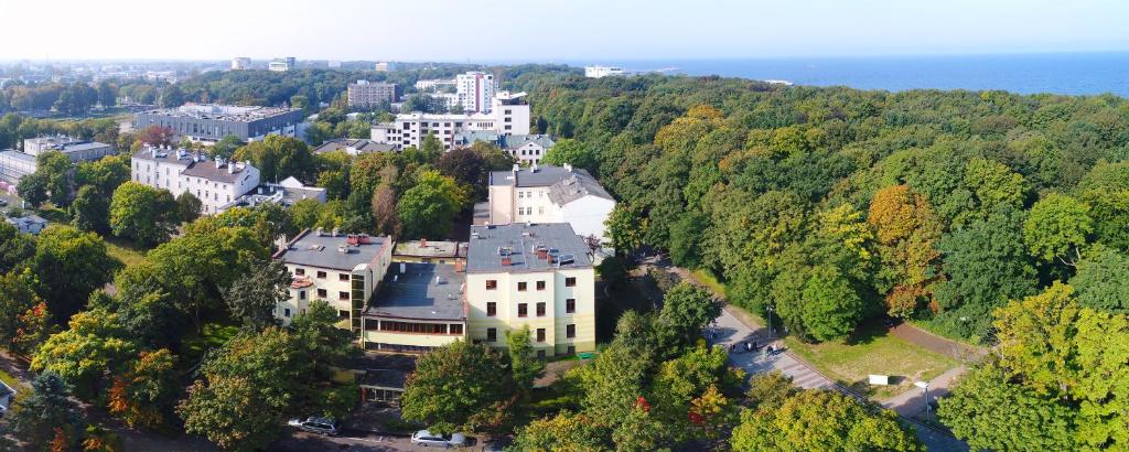 z góry widok na budynek na wzgórzu z drzewami w obiekcie Ośrodek Wypoczynkowy Gryf II w Kołobrzegu