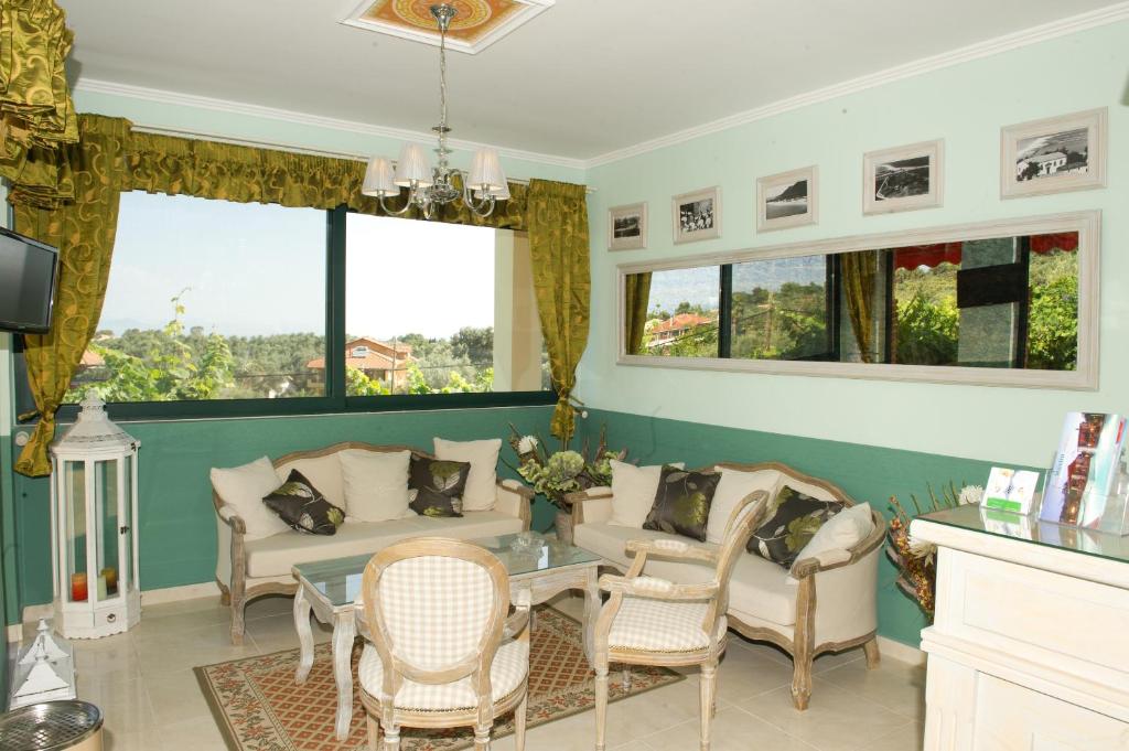 A seating area at Kastro Maistro