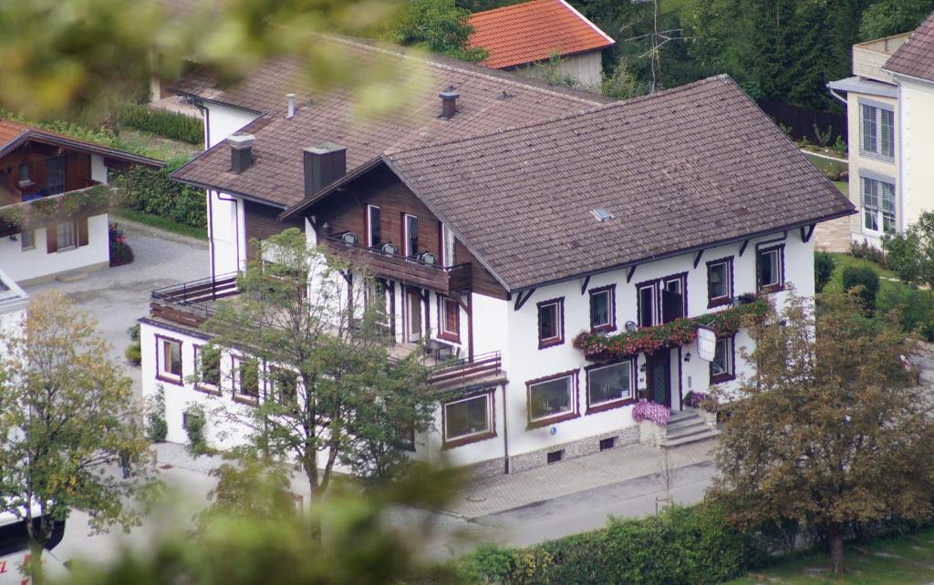 ホーエンシュヴァンガウにあるホテル ガルニ シュロスブリックの茶色の屋根の大白い家