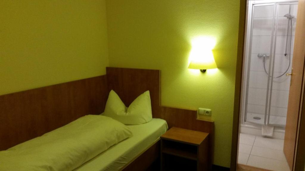 Postel nebo postele na pokoji v ubytování Hotel Thüringer Hof