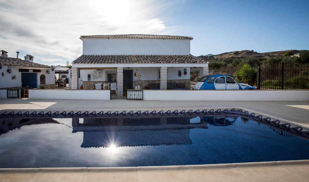 una casa con piscina frente a una casa en B&B Casa Luna Vélez Blanco, en Vélez Blanco