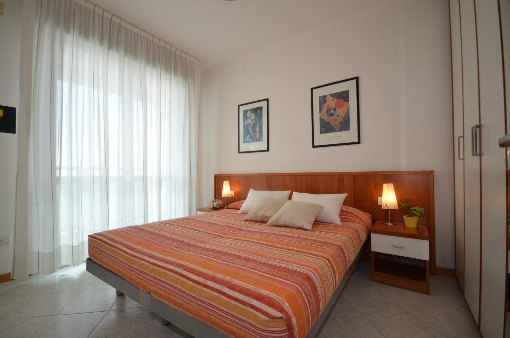 ビビオーネにあるAppartamenti Torre Del Soleのベッドルーム1室(大型ベッド1台、枕2つ付)