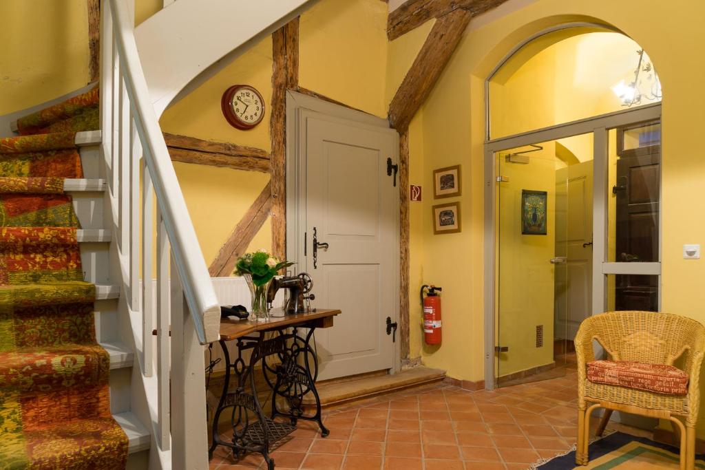 einen Flur mit Tisch und Treppe in einem Haus in der Unterkunft Alte Lateinschule in Quedlinburg
