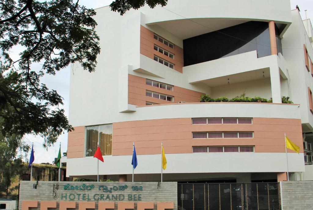 ein Gebäude mit Flaggen davor in der Unterkunft Hotel Grand Bee Bangalore in Bangalore
