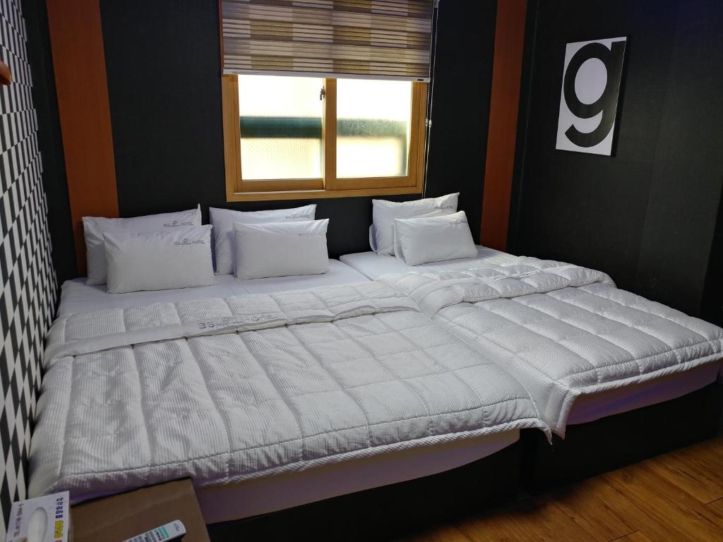 Postel nebo postele na pokoji v ubytování Business Hotel Busan Station