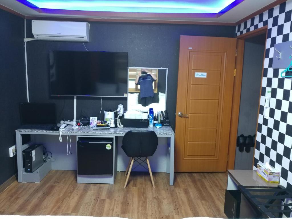 TV a/nebo společenská místnost v ubytování Business Hotel Busan Station