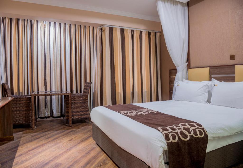 Postel nebo postele na pokoji v ubytování Airport Landing Hotel