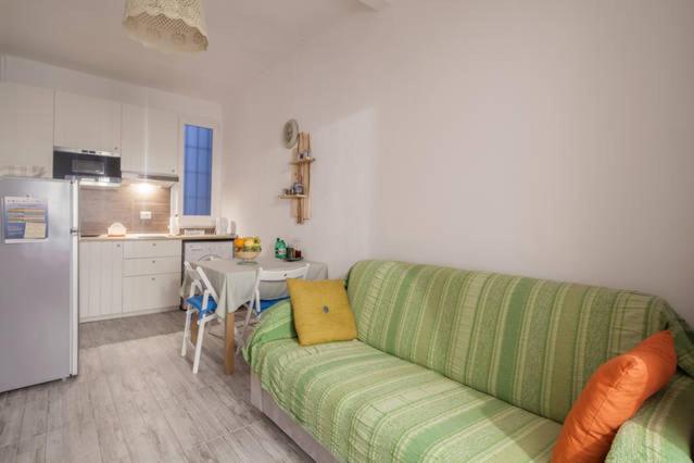 A kitchen or kitchenette at Aurora: Beach-5 Terre-trekking-excursions-relax
