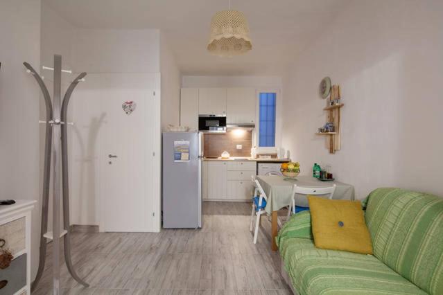 A kitchen or kitchenette at Aurora: Beach-5 Terre-trekking-excursions-relax