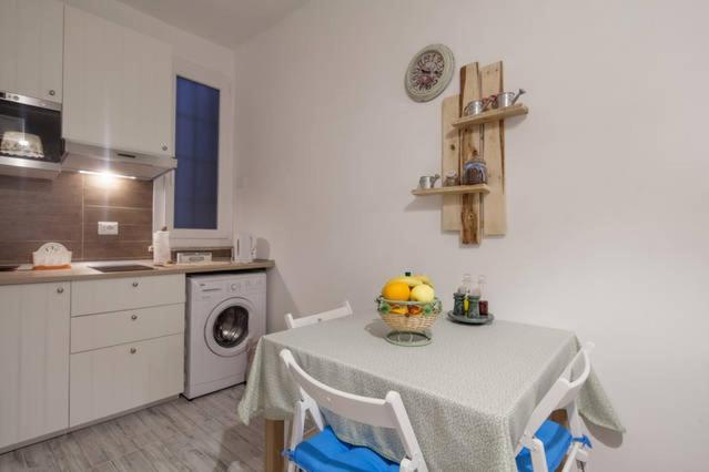 A kitchen or kitchenette at Aurora: Beach-5 Terre-trekking-excursions-relax