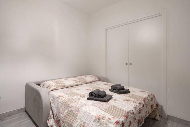 A bed or beds in a room at Aurora: Beach-5 Terre-trekking-excursions-relax