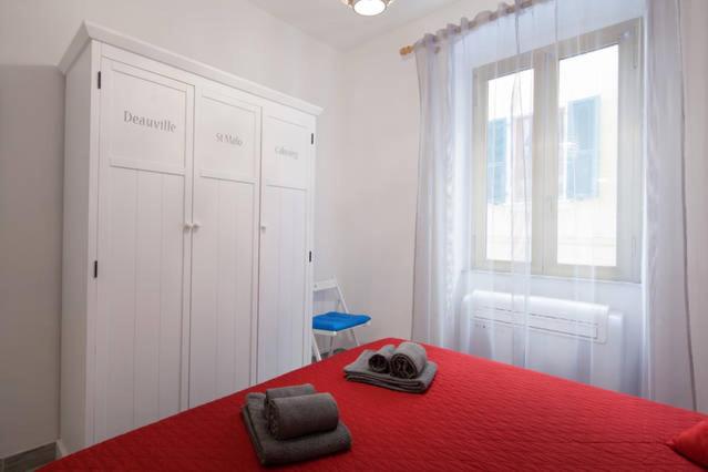 A bed or beds in a room at Aurora: Beach-5 Terre-trekking-excursions-relax
