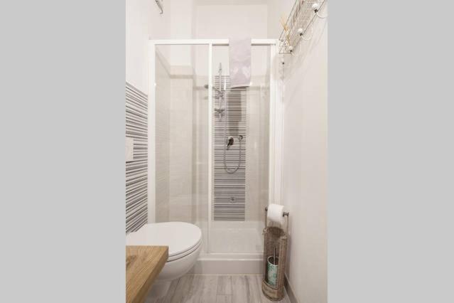 A bathroom at Aurora: Beach-5 Terre-trekking-excursions-relax