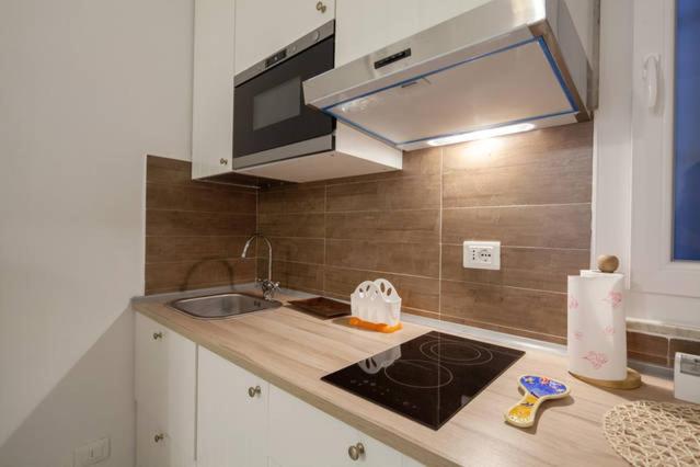 A kitchen or kitchenette at Aurora: Beach-5 Terre-trekking-excursions-relax