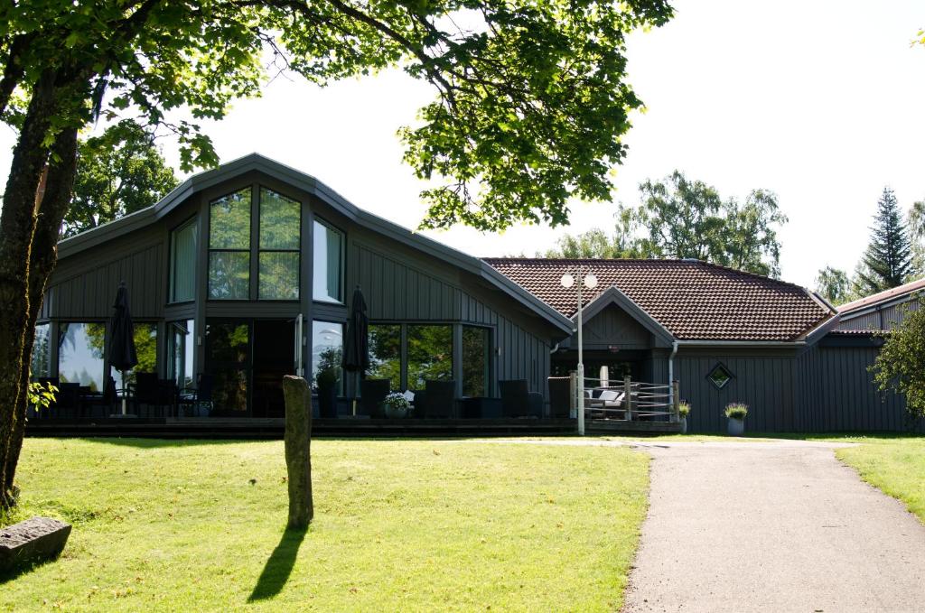 een huis met een gambrel dak bij Hotell Lassalyckan in Ulricehamn