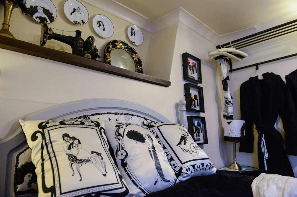 
Double Room -  Dupenny Boudoir
