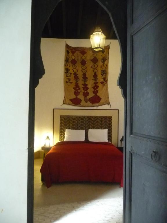 Un pat sau paturi într-o cameră la Riad Matham
