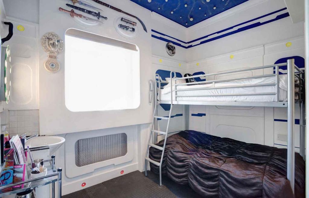 a room with a bunk bed in a boat at Hotel Pelirocco in Brighton & Hove