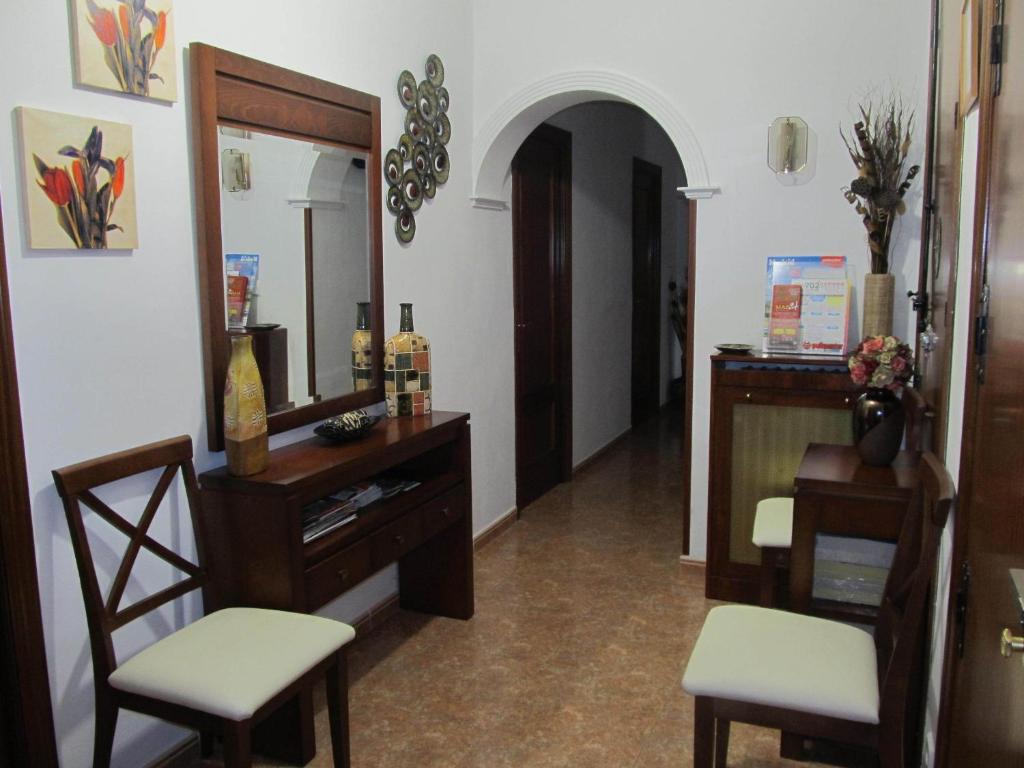 una camera con tavolo da trucco, 2 sedie e specchio di Hostal Las Torres a Madrid