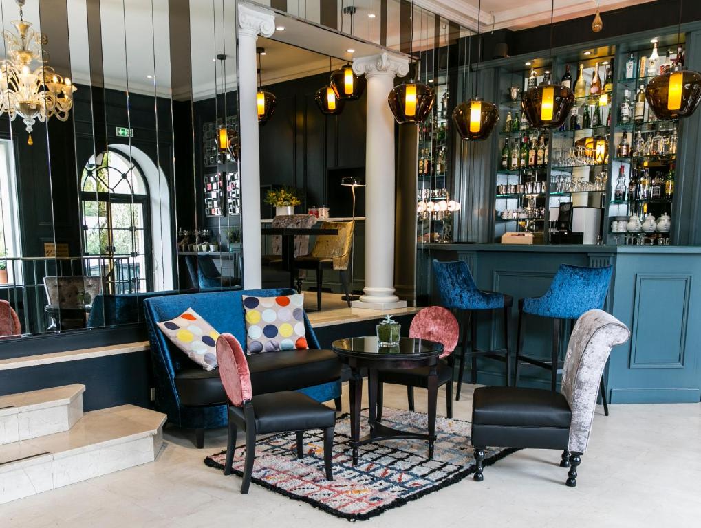 
The lounge or bar area at Hotel de Neuville Arc de Triomphe
