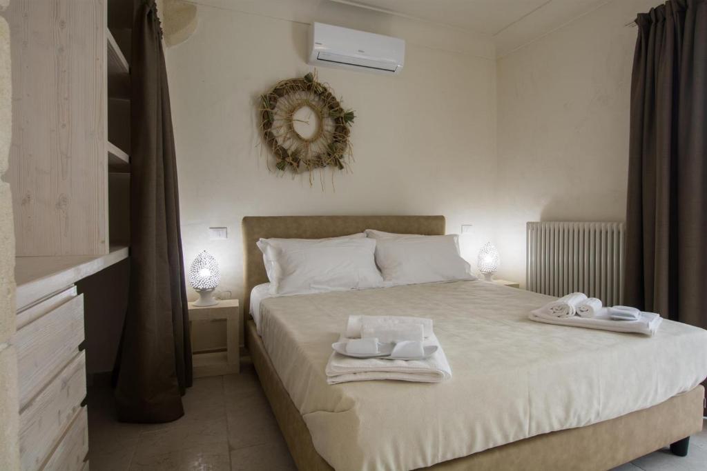 Łóżko lub łóżka w pokoju w obiekcie La Residenza - Corte dei Messapi Raro Villas Collection