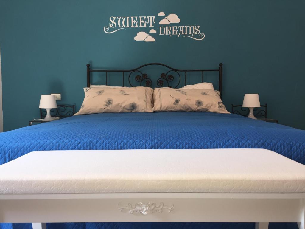 ローマにあるBenS' Houses - Villa Pamphili apartmentの青い壁のベッド付きの青いベッドルーム1室