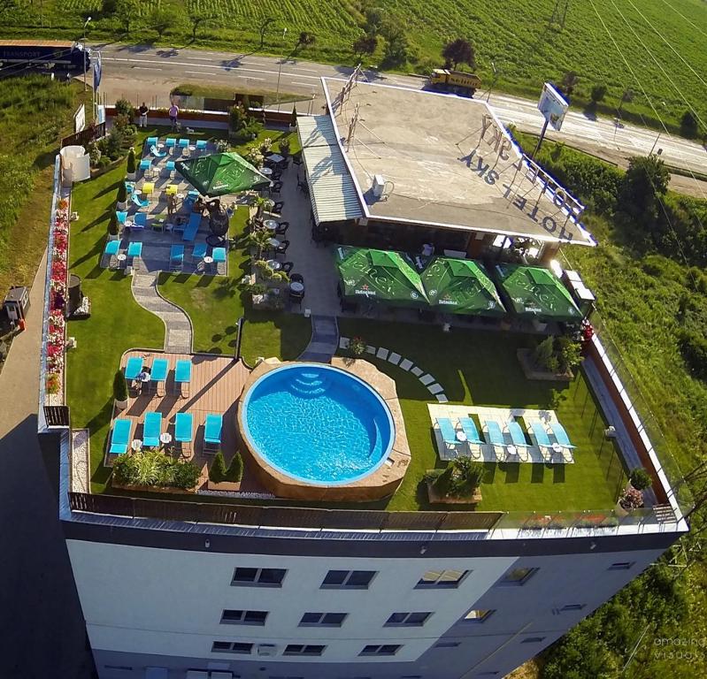 Bazén v ubytování Sky Hotel nebo v jeho okolí