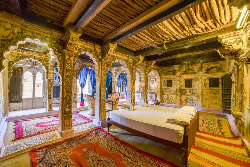 Postel nebo postele na pokoji v ubytování Hotel Suraj