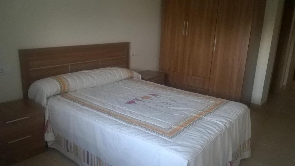 Posteľ alebo postele v izbe v ubytovaní Apartamentos Alejandra