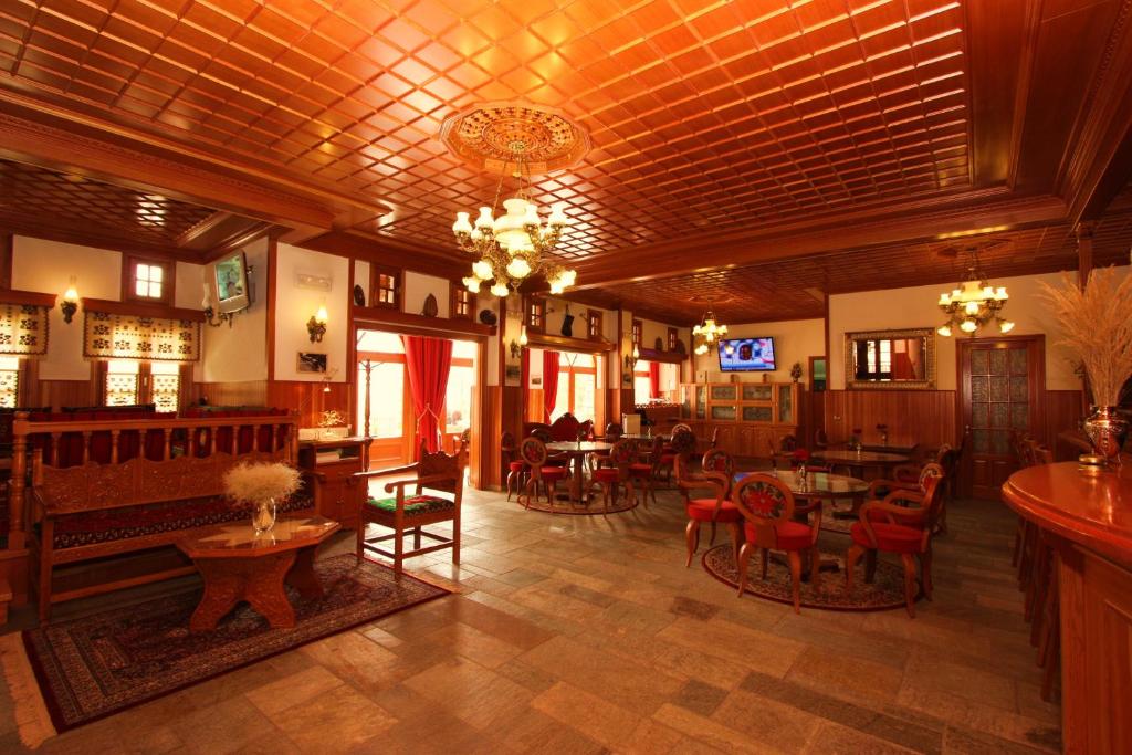 TV a/nebo společenská místnost v ubytování Archontiko Metsovou Luxury Boutique Hotel