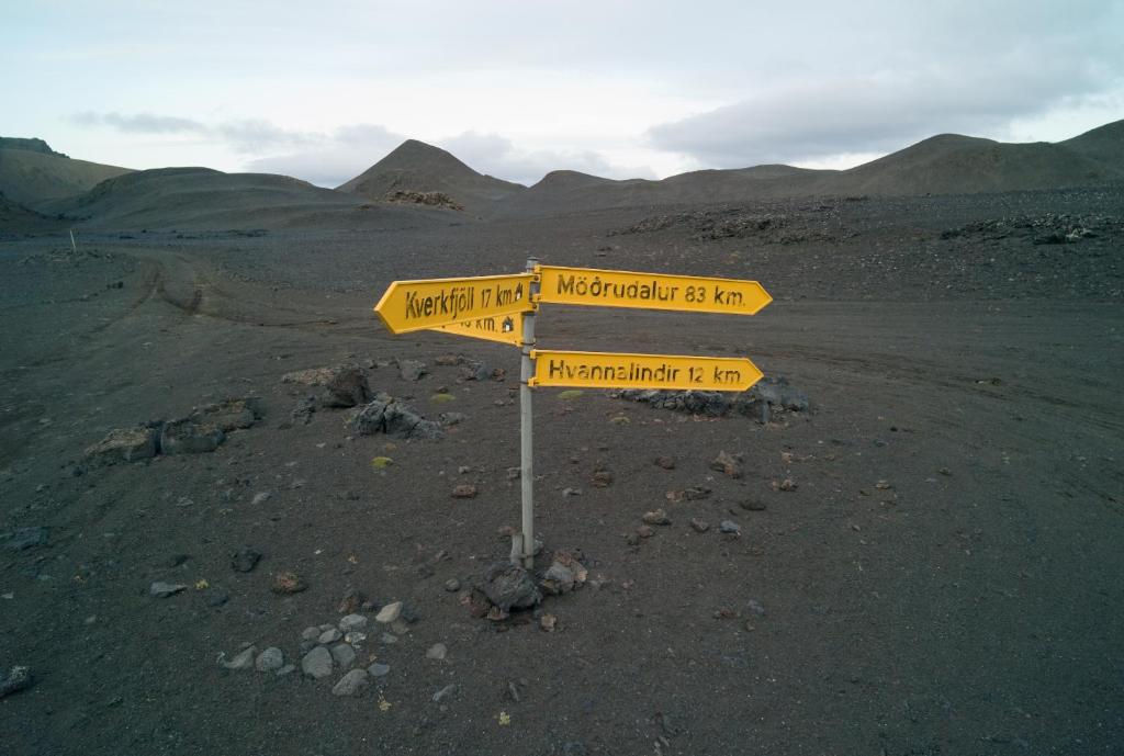 a street sign in the middle of the desert at Fjalladýrð Guesthouse in Modrudalur