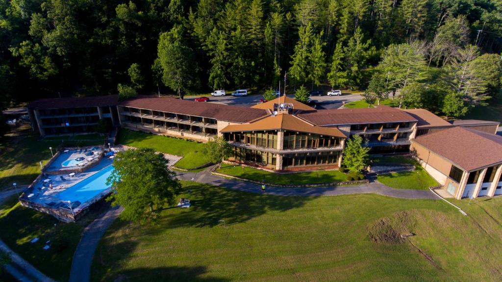 een luchtzicht op een groot huis met een zwembad bij Buckhorn Lake State Resort Park in Buckhorn
