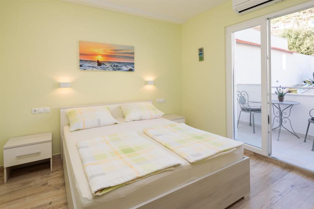 Posteľ alebo postele v izbe v ubytovaní Apartments and Room Alen