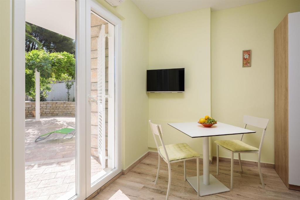 Televízia a/alebo spoločenská miestnosť v ubytovaní Apartments and Room Alen