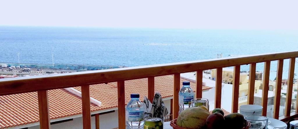 ロス・クリスティアーノスにあるOcean View Apartment over Los Cristianos, Playa las Vistasの海の景色を望むバルコニー付きのテーブル