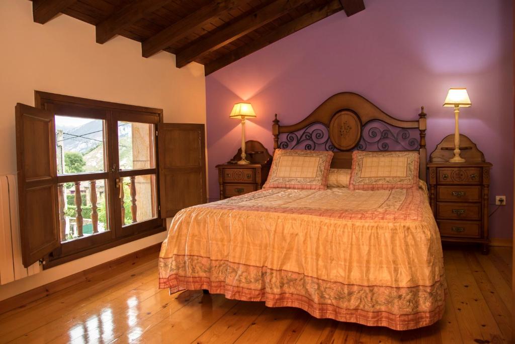 Postel nebo postele na pokoji v ubytování Casa Rural La Regoria