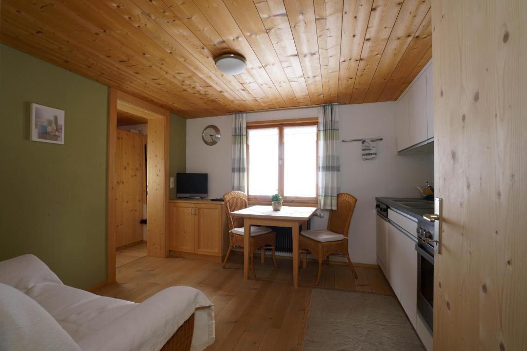 TV a/nebo společenská místnost v ubytování Mein Elternhaus Gästehaus Waltraud Fink