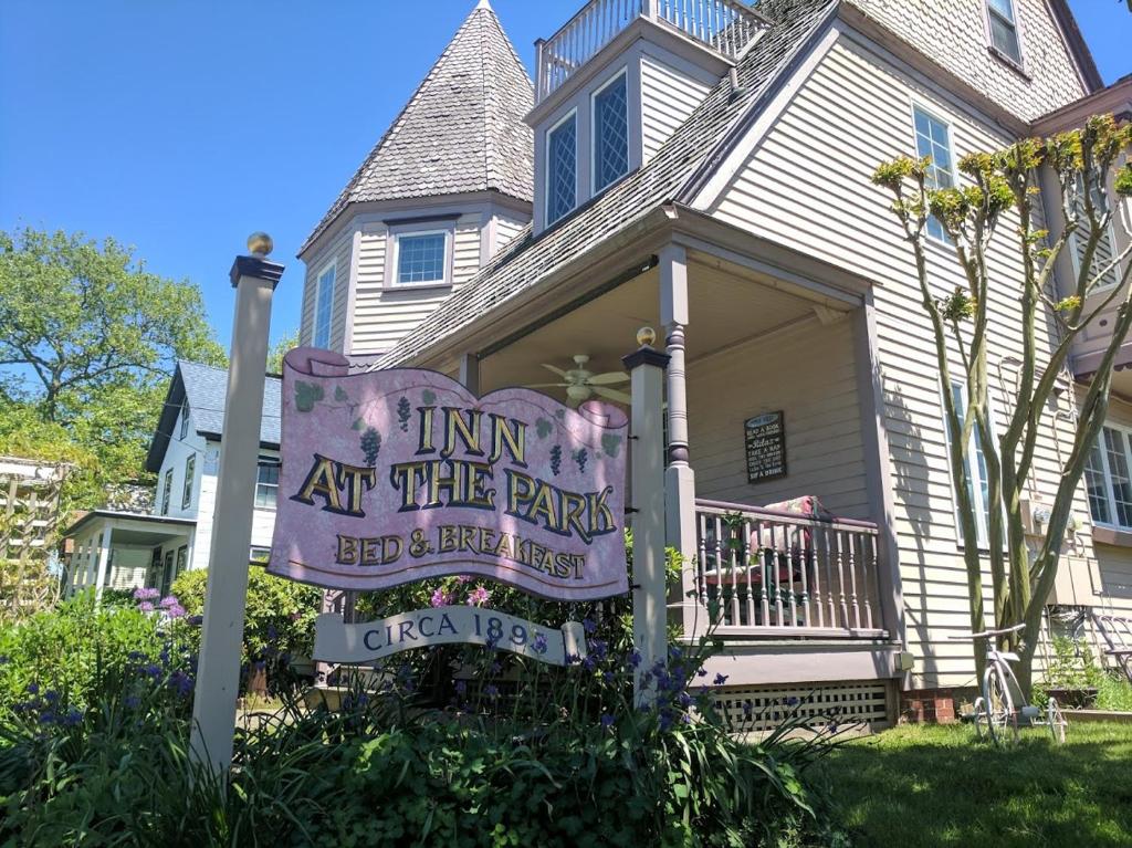 una casa con un cartel delante de ella en Inn At The Park - The Cottage en Cape May